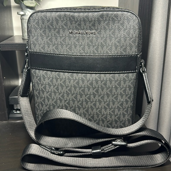 Micheal Kors Men’s Crossbody Medium Leather Monogram Cooper Flight Bag (Black) - Picture 3 of 8